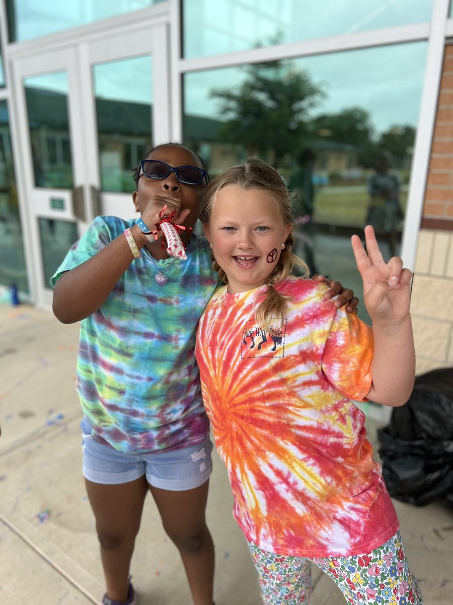 dragonfirsties's tweet photo. Couldn’t end the year without our PEACE OUT party! ✌🏼 https://t.co/QxQmdu05DJ