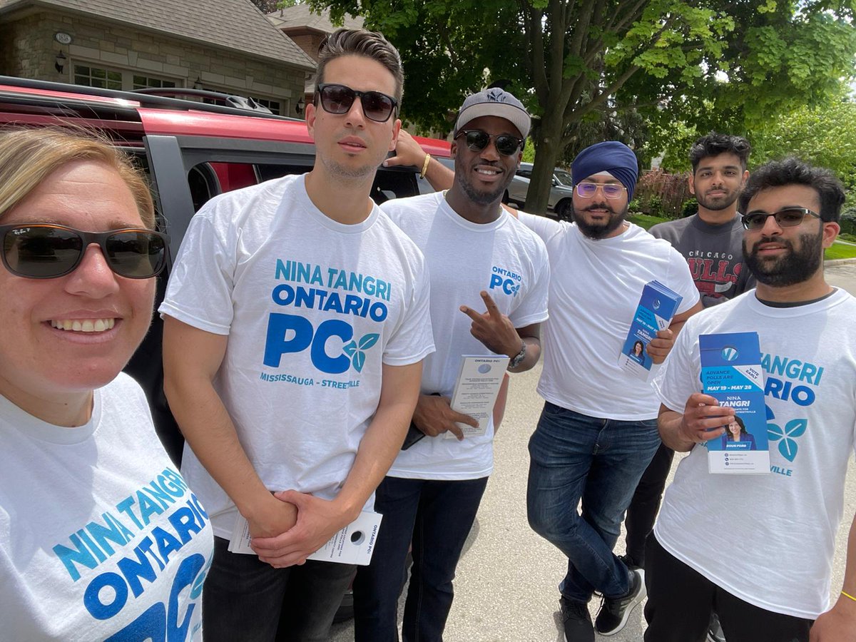 ninatangri's tweet photo. #TeamTangri getting great responses at the doors!

Love seeing all the BLUE in #Mississauga #Streetsville.

Join our team: https://t.co/fR0iRmmoLi https://t.co/h5wH5Xjrj2