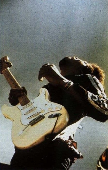 Scuse me while I kiss the sky
Jimi jammin in Maui July 1970
#JimiHendrix