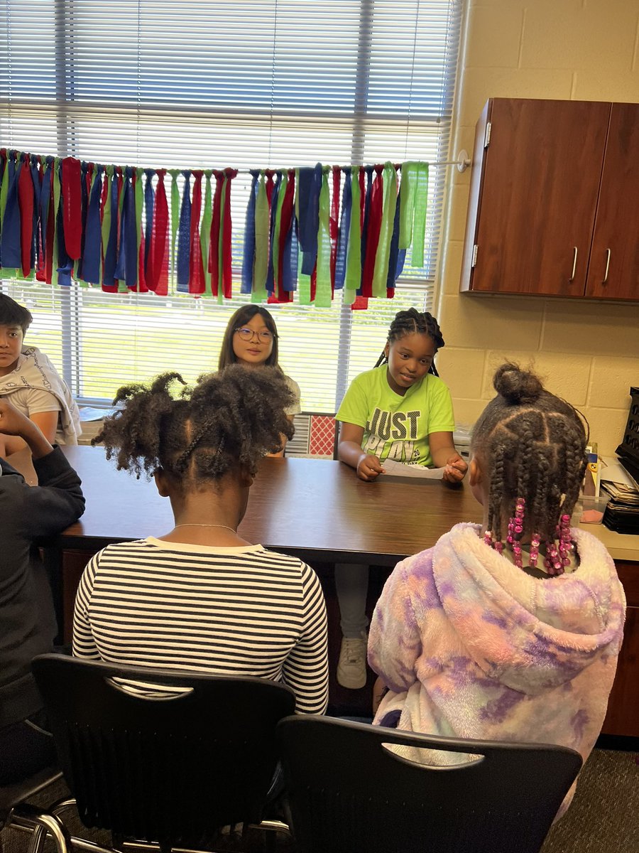 MrsMartin_LSE's tweet image. What’s 4th grade like?! Third graders visited fourth grade to ask questions about the upcoming school year. Thanks @emcuell #panelinterviews
