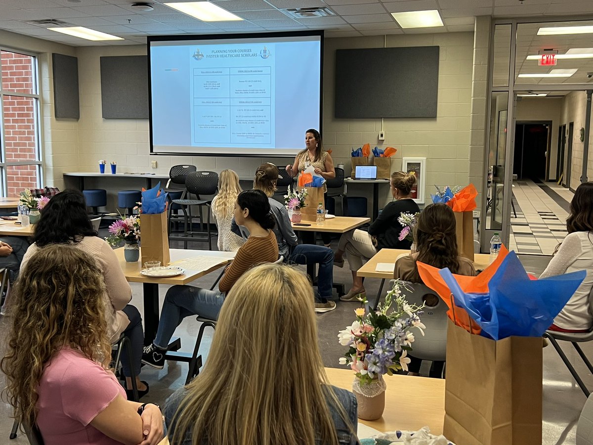 IvesterEarlyCollegeHallCo tweet media