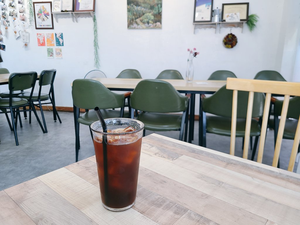 math_cafe_luv's tweet photo. 暑さに疲れてカフェに避難しました！ 😂
アイスアメリカーノと一緒なら勝ち抜くことができます！ www ☕️
小さなカフェ、小さな植木鉢と一緒に過ごした時間です。🪴

#韓国 #日常垢
#可愛い #カフェ #コーヒー https://t.co/bKU2fiyOVf