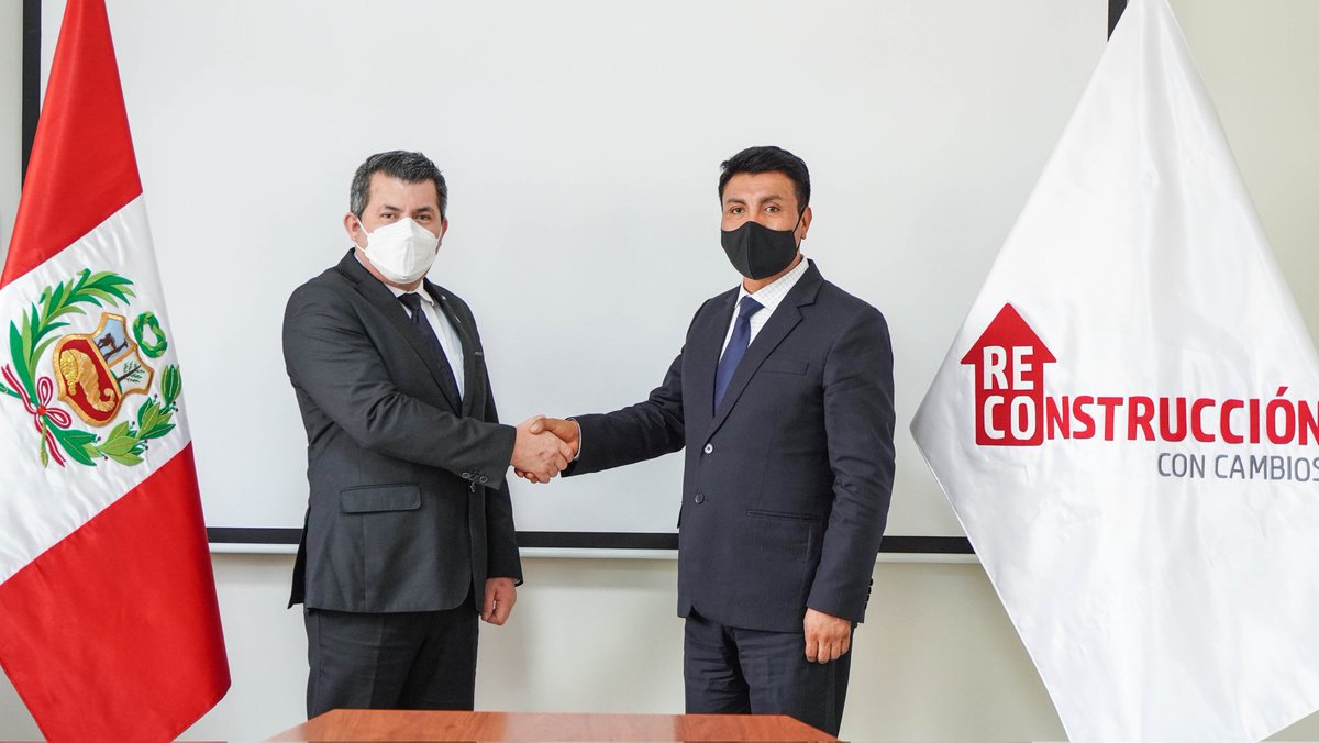 AutoridadRCC's tweet photo. El director ejecutivo de la @AutoridadRCC, Robert López, y el congresista @OscarZeaPL sostuvieron una reunión de trabajo a fin de seguir impulsando el trabajo con el Poder Legislativo y atender las demandas de infraestructura de las regiones afectadas por el fenómeno de El Niño. https://t.co/sOtKqyD030