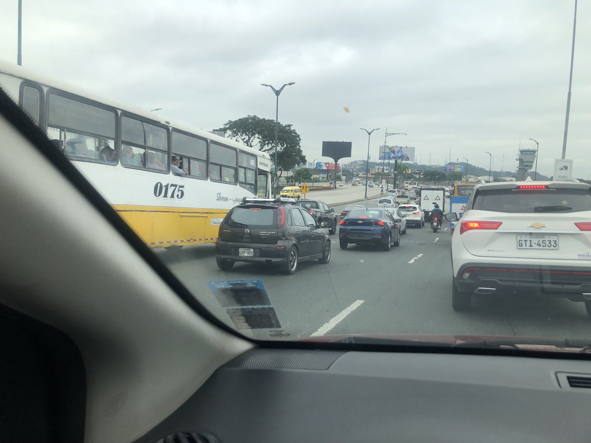 VeroParodiR's tweet photo. Hasta cuando #ATM los buses de Durán invadiendo carriles en la Av Pedro Menendez y complicando el tráfico? https://t.co/XI7lmrb8Yc