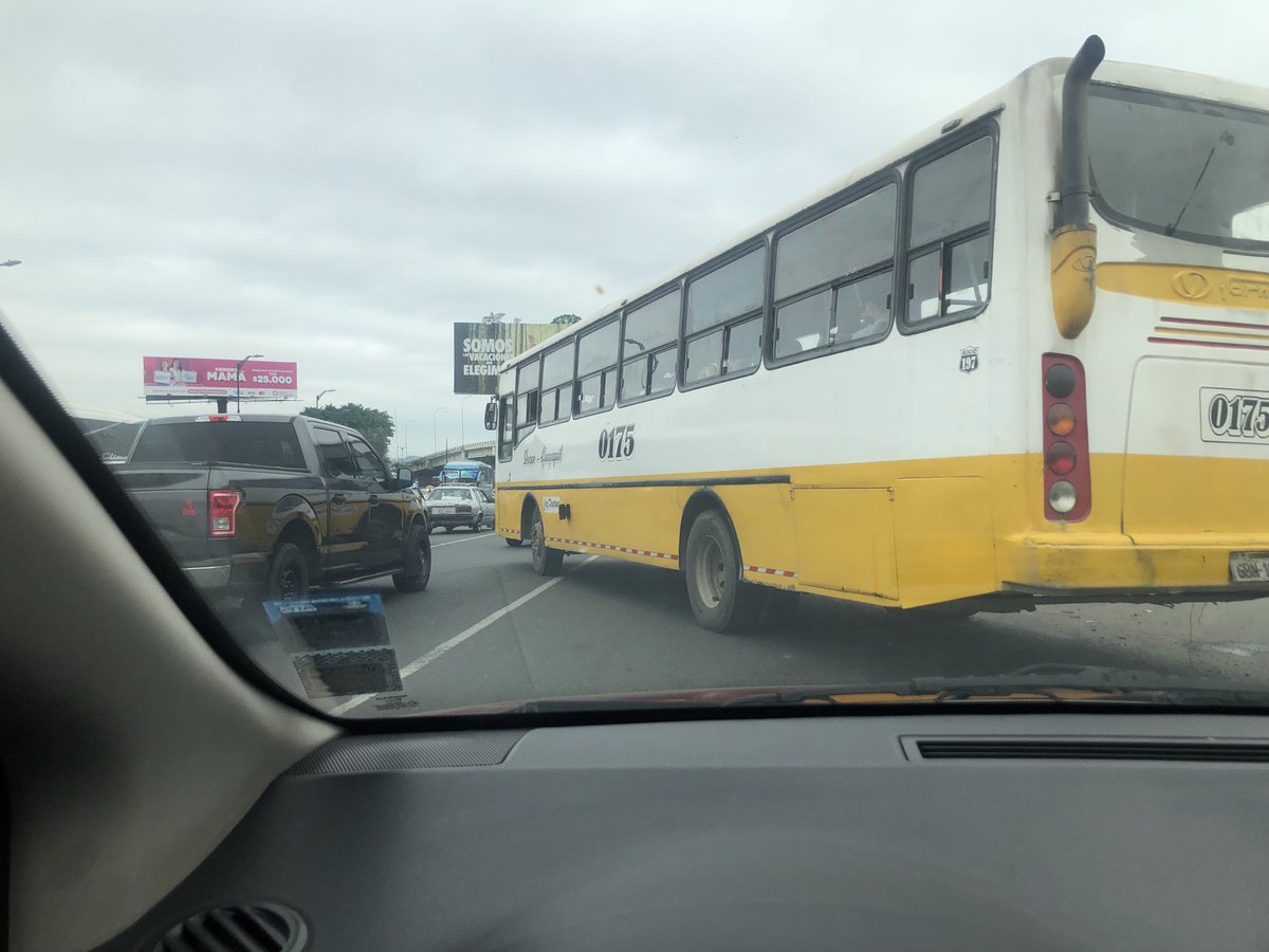 VeroParodiR's tweet photo. Hasta cuando #ATM los buses de Durán invadiendo carriles en la Av Pedro Menendez y complicando el tráfico? https://t.co/XI7lmrb8Yc