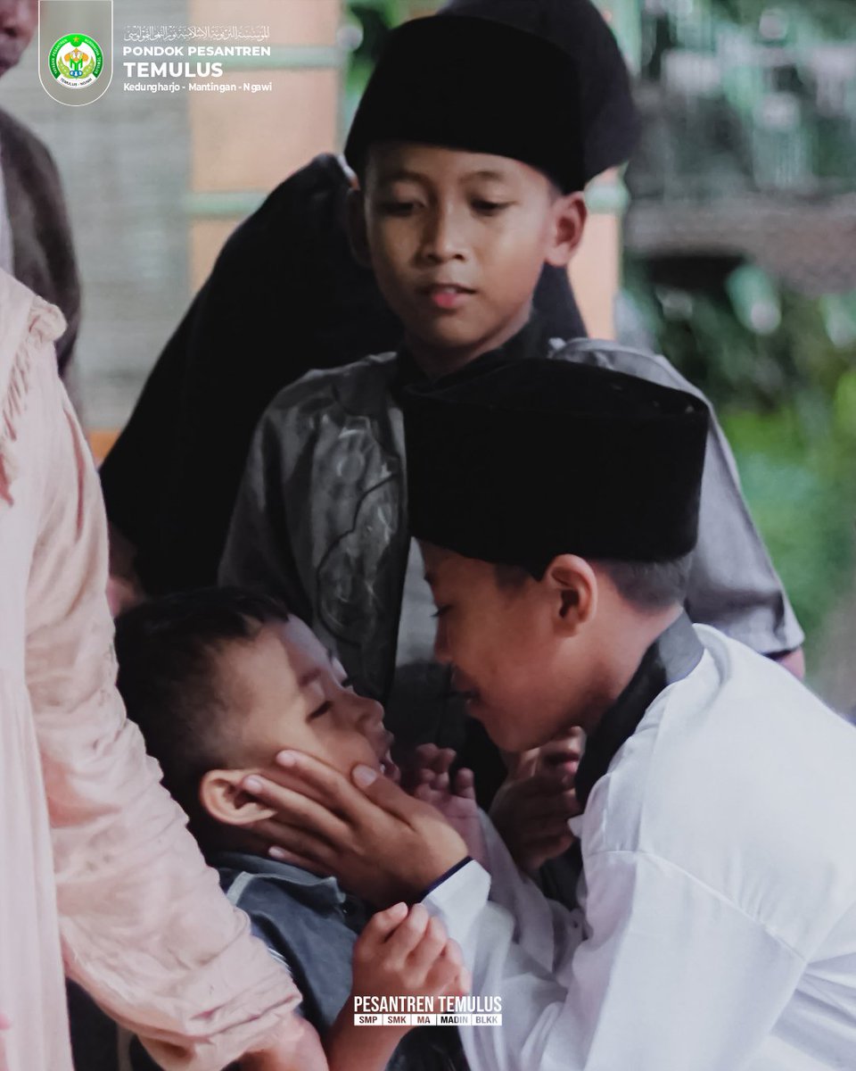 Ponpes_Temulus's tweet photo. Allahumma...Ya Allah...
Yang datang dari berbagai daerah menuju Kampung santri, Pesantren Temulus ini adalah hamba² yang tergerak dan terpanggil semata² karena taufiq dan hidayah_MU. Sungguh...semuanya adalah hamba² yang telah ENGKAU pilih dan ENGKAU sayangi.
#santri #temulus https://t.co/T4tmBcLu26