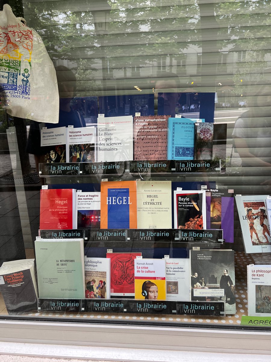 david_perell's tweet photo. American bookstores: Loud covers with a focus on business, self-help, and celebrity memoirs. 

French bookstores: Calm covers with a focus on classic literature, esoteric philosophy, and critiques of the modern world. https://t.co/5ntLcWd1Jk
