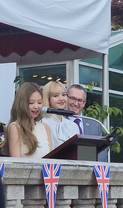Blackpinkジェニ テヒョン熱愛説 後初公の場 英大使館パーティー出席 デバク