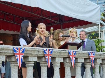 Blackpinkジェニ テヒョン熱愛説 後初公の場 英大使館パーティー出席 デバク