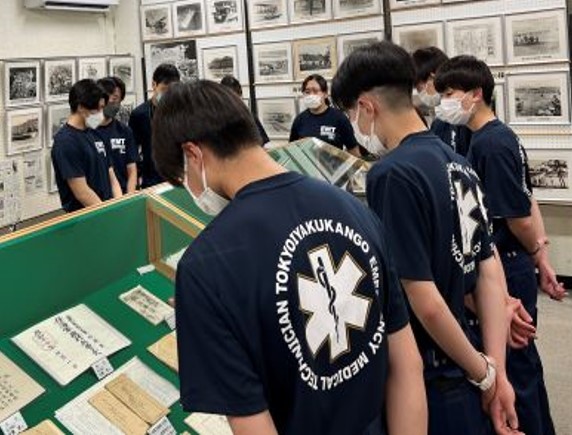 tokyo_pco's tweet photo. #新小岩募集案内所 は #東京医薬看護専門学校 の学生と海上自衛隊館山航空基地研修にいったよ。
#機上救護員 や #地上救難員 から任務への熱い思いを学んだよ。これからも色々な経験をして素敵な救命士を目指しファイト！
イベント情報はＨＰから(≧◇≦)
https://t.co/AHxgTzb6Vd
 #21AW #救急救命士 https://t.co/znCKm06jwg