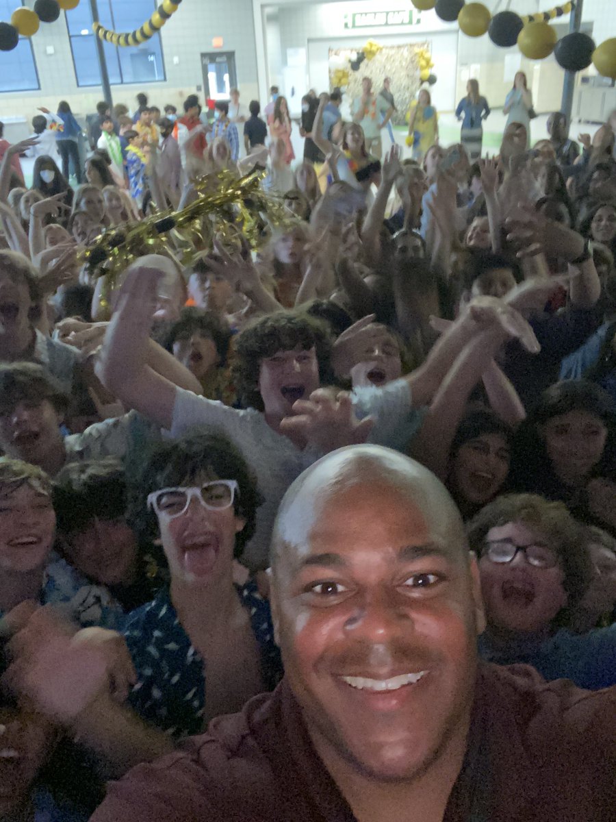 erms_DCSD's tweet image. 8th graders celebrating the end of a great school year.