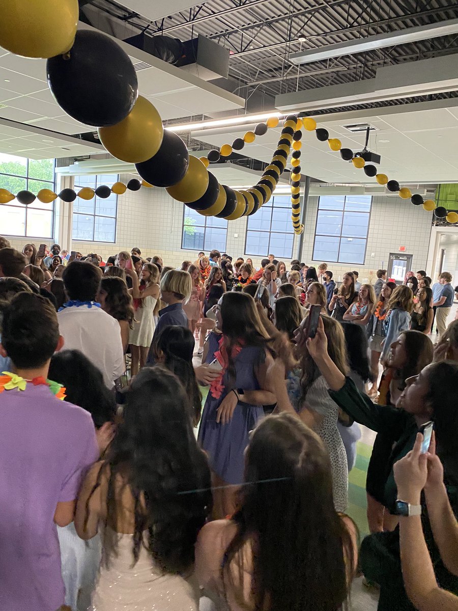 erms_DCSD's tweet image. 8th graders celebrating the end of a great school year.