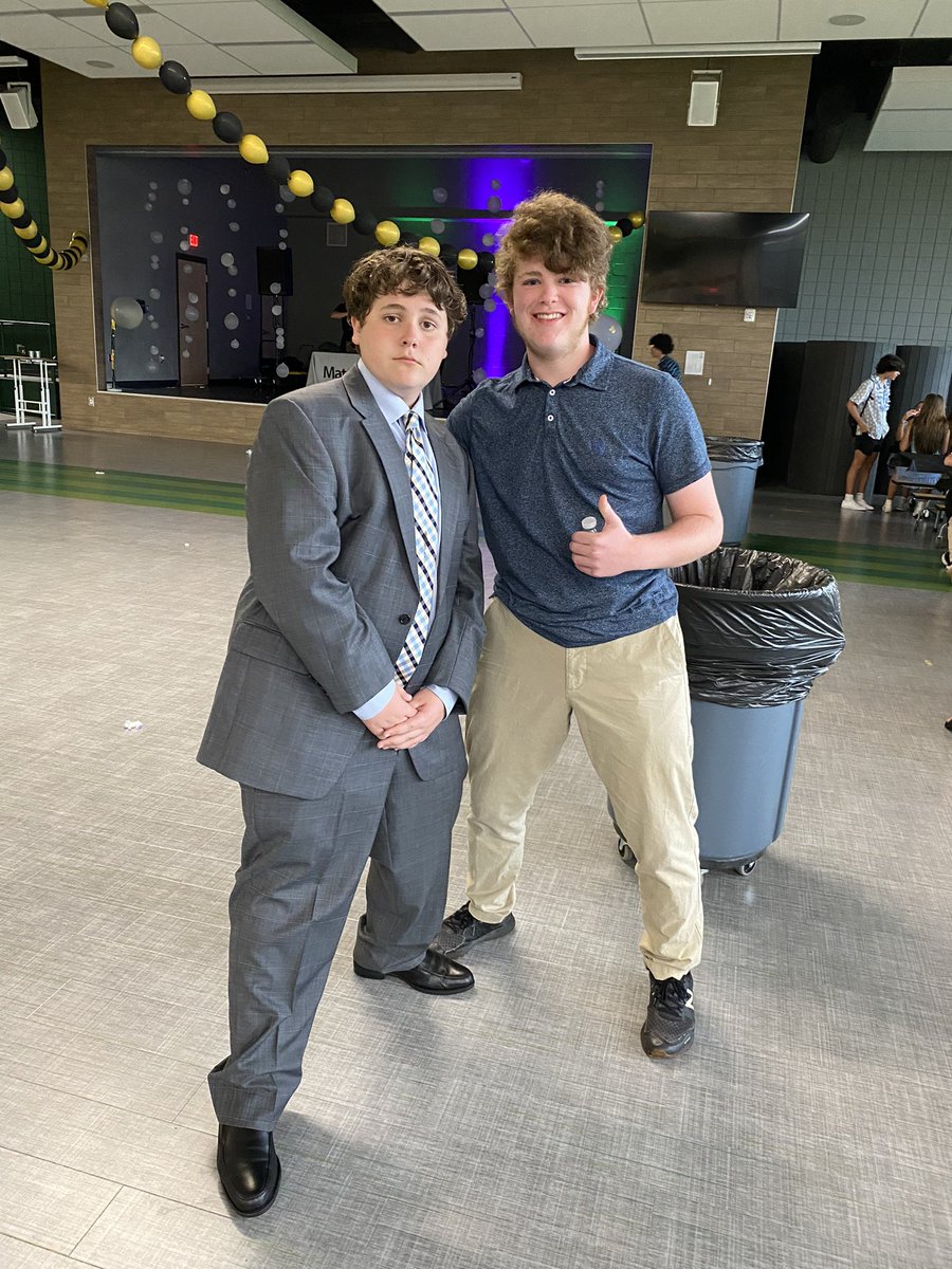 erms_DCSD's tweet image. 8th graders celebrating the end of a great school year.