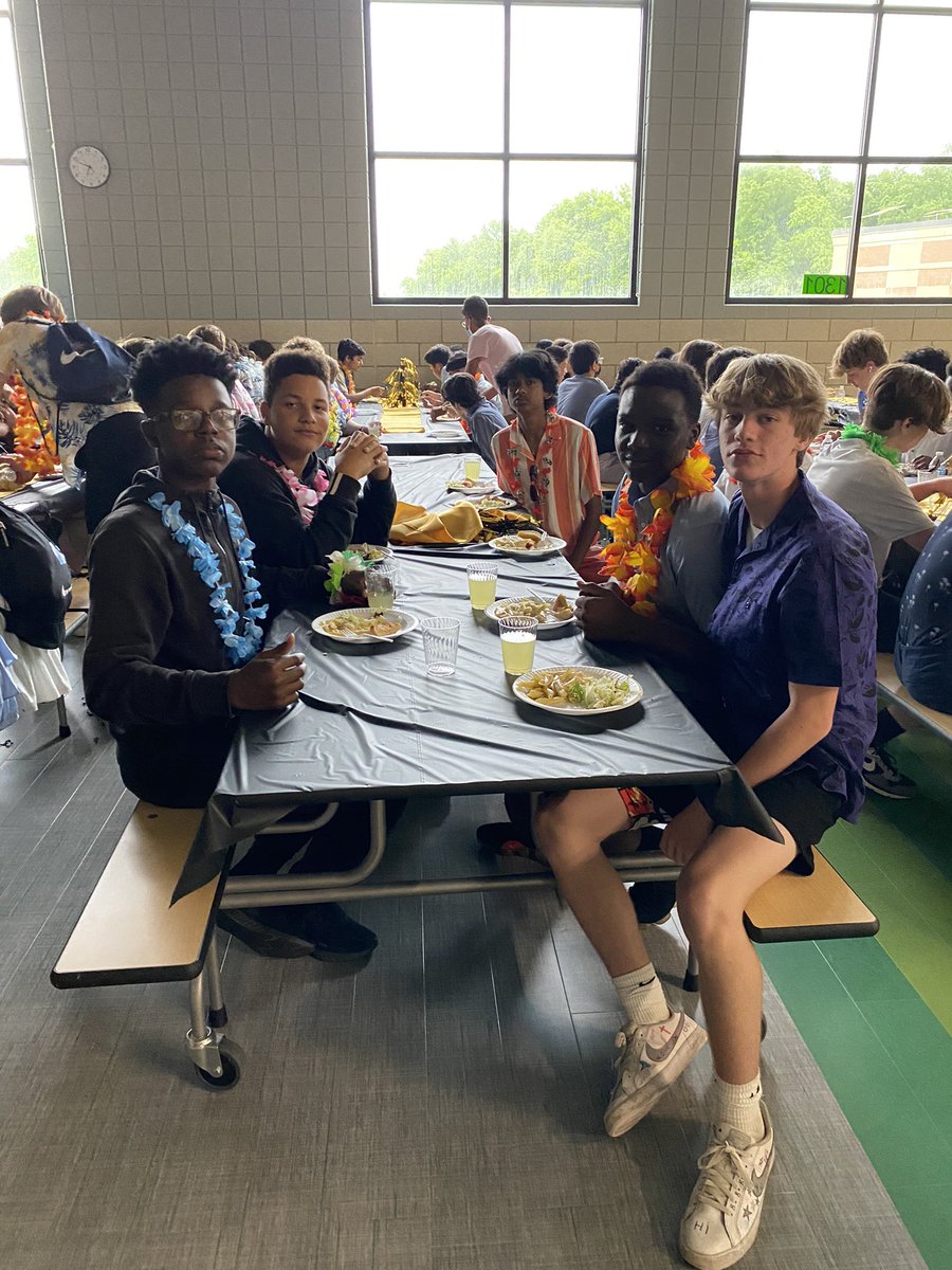 erms_DCSD's tweet image. 8th graders celebrating the end of a great school year.