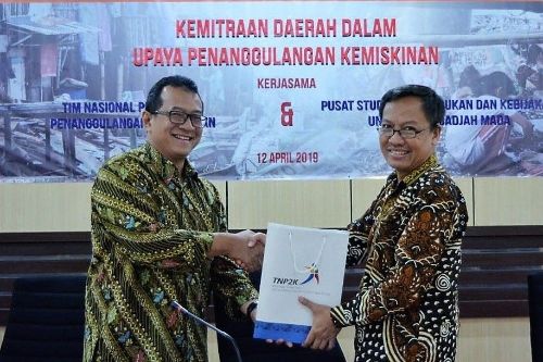tnp2k's tweet image. TNP2K Sosialisasi Produk Knowledge

TNP2K bekerjasama dengan PSKK UGM, menyelenggarakan kegiatan Knowledge Product Exposure dengan tema “Kemitraan Daerah dalam Upaya Penanggulangan Kemiskinan”

Selengkapnya: tnp2k.go.id/articles/tnp2k…

#TNP2K
#KnowledgeProduct