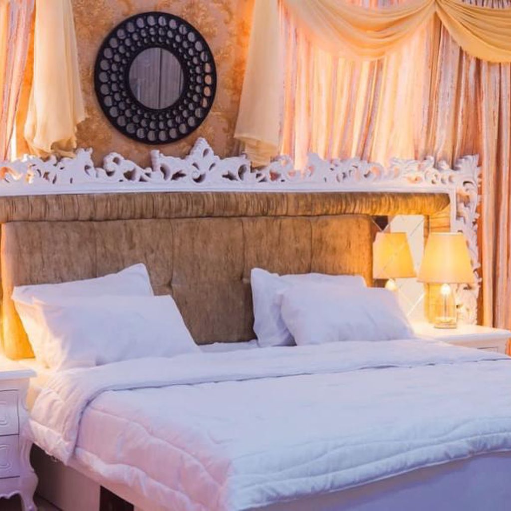gravel_homes's tweet image. 4 Bedroom Duplex located at Osapa London, Lekki is ready for booking.

Refundable Caution Fee of N50,000 after departure.

WiFi, DSTV is available and partying is allowed.

Let’s host you.
#gravelhomesng  #shortletsinnigeria #shortlets #shorttermrental #airbnb #homerental