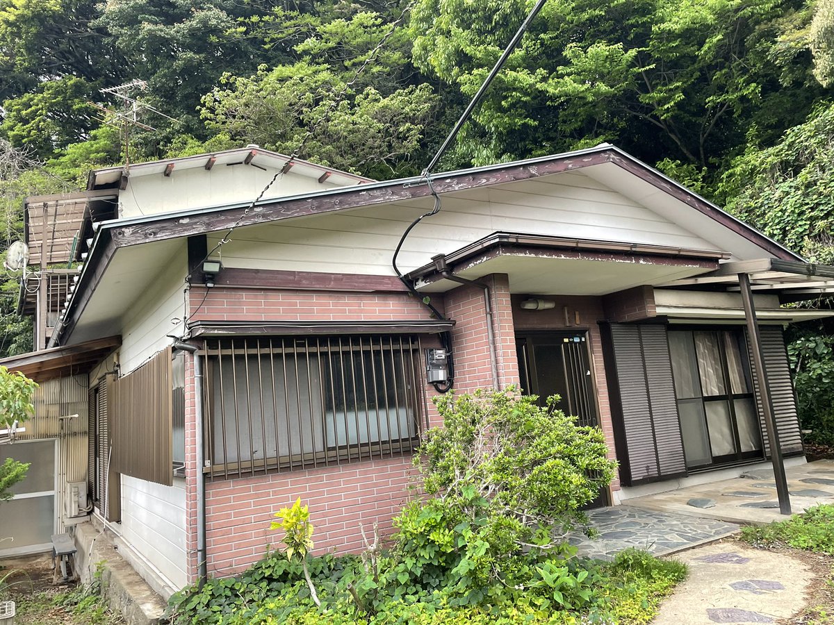 北九州市八幡東区で購入した築古戸建てです。

YouTubeチャンネルを運営されている方で
この物件のDIYを動画として使用したい方もしおられましたら連絡下さい🙇🏼‍♂️

材料費はもちろんお支払いさせて頂きます！

#不動産投資
#不動産賃貸業
＃大家
＃ボロ戸建て
#リノベーション
#リフォーム
#DIY