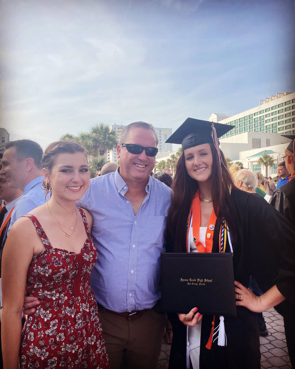 DavidMallar's tweet photo. So proud of graduating Sarah and @ashlynmallar Sarah graduated with high honors and her IB diploma. Both are @GreatDay2BAHawk Hall of Fame members. #proudparents #prouddad #emptynest @c_mallar https://t.co/bhe1ynj1gp