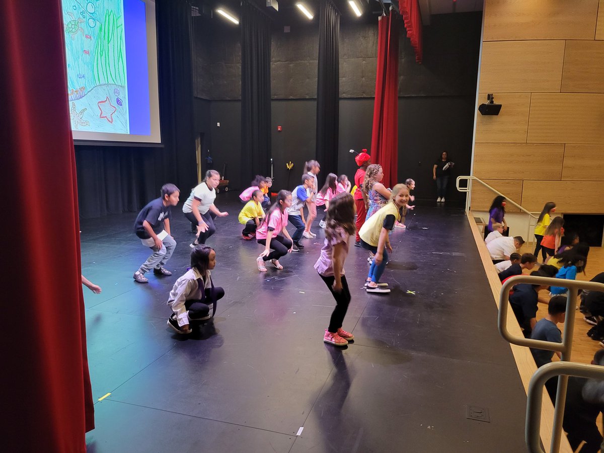 OakbrookAcadArt's tweet photo. Little Mermaid Jr!  3rd grade handling it swimmingly!! fantastic!   @mslaforteza @InnovativeEngel #oakbrookvapa @mrsywayne https://t.co/o46lGU4G4v