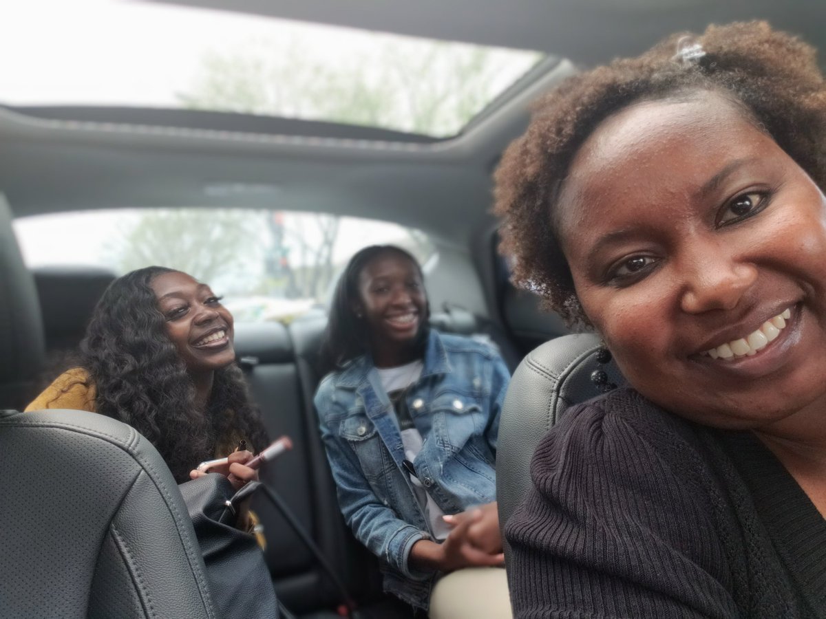 shelinawarren's tweet photo. I saw two of my college sweetpeas (former students) today. Year 2 of college is in the books for them &amp; one had a special treat for me. 🎯 🥳 The other 2 pictures are from April 2019 when we went out to lunch. Extremely proud of my loves! Miss them. #Grownish 👊🏾❤️💯 https://t.co/Rxo5EA2KJQ