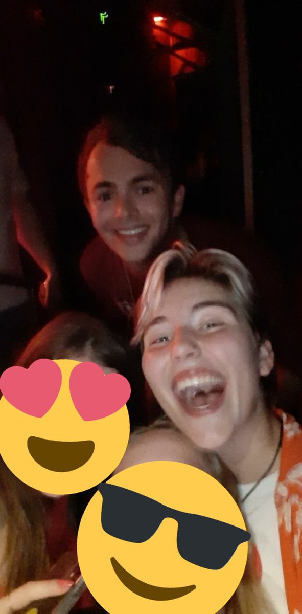 AzMayfield's tweet image. // i went to a club tonight, it’s now 4:26 am but i got 2 pics w one of my fave artists atm?!?!!!!