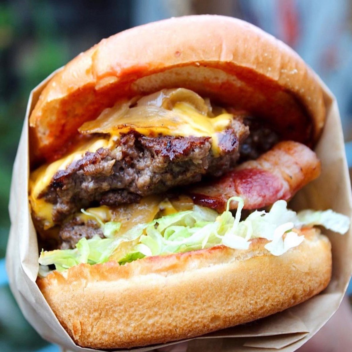 thatonehouze's tweet photo. If you’re in east Oakland, stop by @FederationBrew(420 3rd St Oakland, CA 94607) tomorrow from 4pm - 9pm for our @thiccburgers pop up. Tell a friend to tell their friends.
.
.
#ATABT22 #ThiccSummer #GetThicc #FederationBrewing #Oakland #EastOakland #Beer #Burgers #Thicc #Foodies https://t.co/8fwdWxgu7B