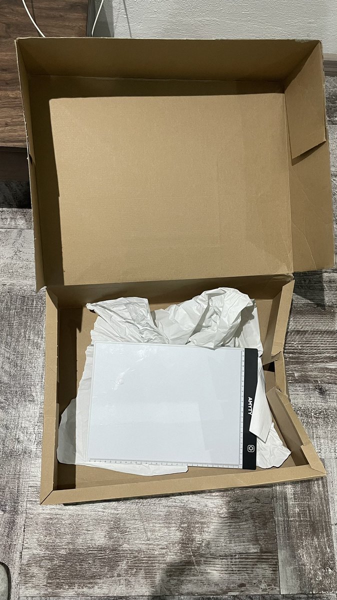 MALANCUS's tweet photo. @ZaraMXoficial mi compra online la entregó su proveedor  @iVoy_ el paquete llegó dañado, sellado con cinta de Ivoy y en el interior  una tabla de acrílico y papel.. y mi ropa no viene nada!!!! Que pésimo servicio de entrega tienen y además RATEROS. QUIERO MI REEMBOLSO YA! https://t.co/7dpXR8PCep