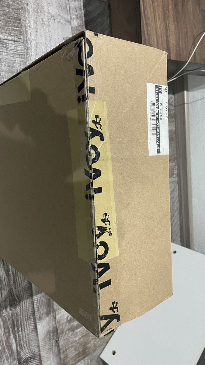 MALANCUS's tweet photo. @ZaraMXoficial mi compra online la entregó su proveedor  @iVoy_ el paquete llegó dañado, sellado con cinta de Ivoy y en el interior  una tabla de acrílico y papel.. y mi ropa no viene nada!!!! Que pésimo servicio de entrega tienen y además RATEROS. QUIERO MI REEMBOLSO YA! https://t.co/7dpXR8PCep
