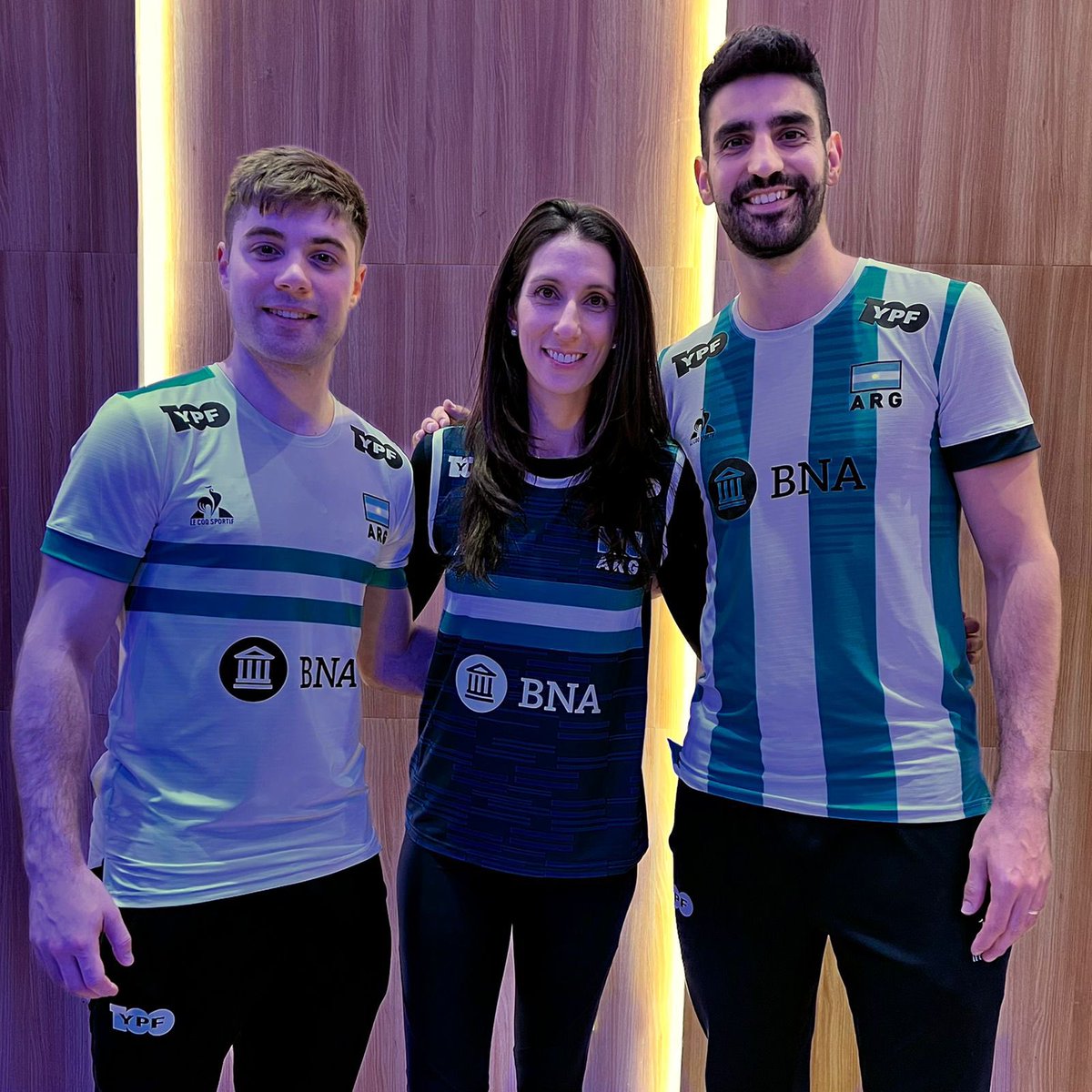 Se presentó la temporada 2022 de los seleccionados de vóley y las nuevas camisetas de <a href="/lecoqsportif_ar/">Le Coq Sportif Arg</a>