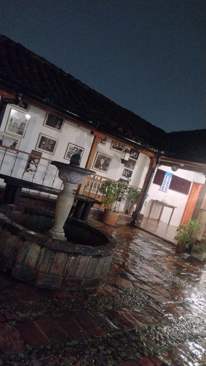 @teatrolacandelaria  en una noche de lluvia,  tiene la magia en la vista y en los seres místicos teatreros que la habitan. 
.
.
#denocheenlacandelaria #teatro
#entreartistas #noche #magia #arte