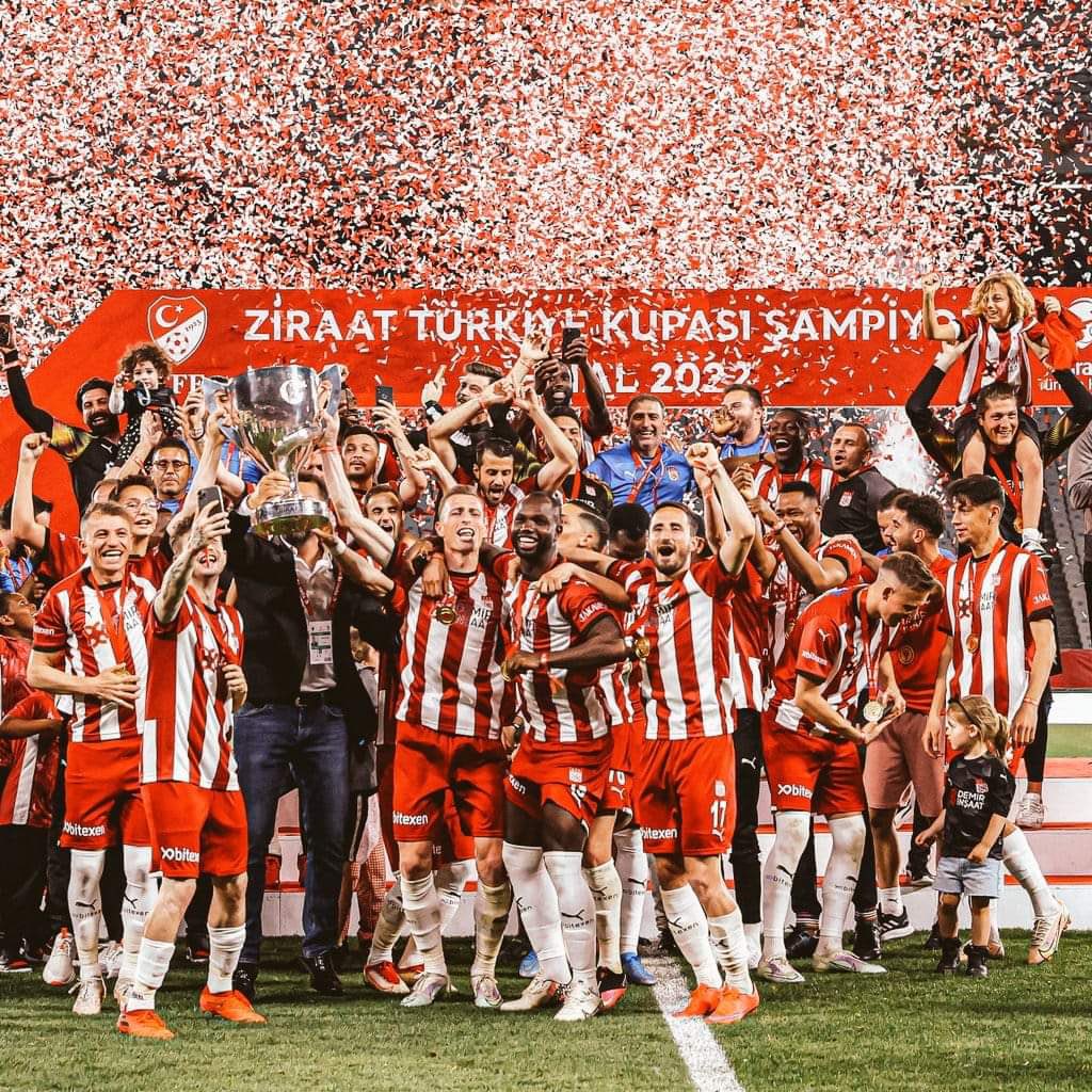 Frknsvmlgl's tweet photo. 60. Ziraat Türkiye Kupası Şampiyonuuuuuuuuuuuu

🏆 Demir Grup Sivasspor 

#ŞampiyonSivasspor ❤️🤍 https://t.co/pd4PC0FsqS