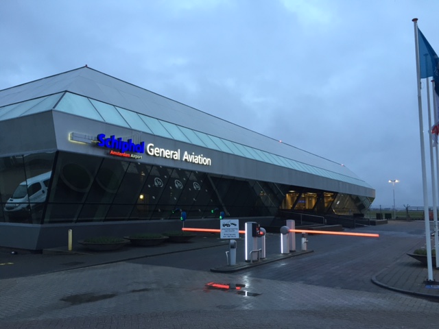 ENORME STIJGING ENKELE REIZEN OM ELLENDE SCHIPHOL TE VERMIJDEN
Door de situatie op Schiphol is de vraag naar privévluchten op basis van een enkele reis enorm toegenomen. Terug neemt men de geboekte lijndienst, heen vliegt men privé. Inchecktijd 20 minuten voor vertrek ....