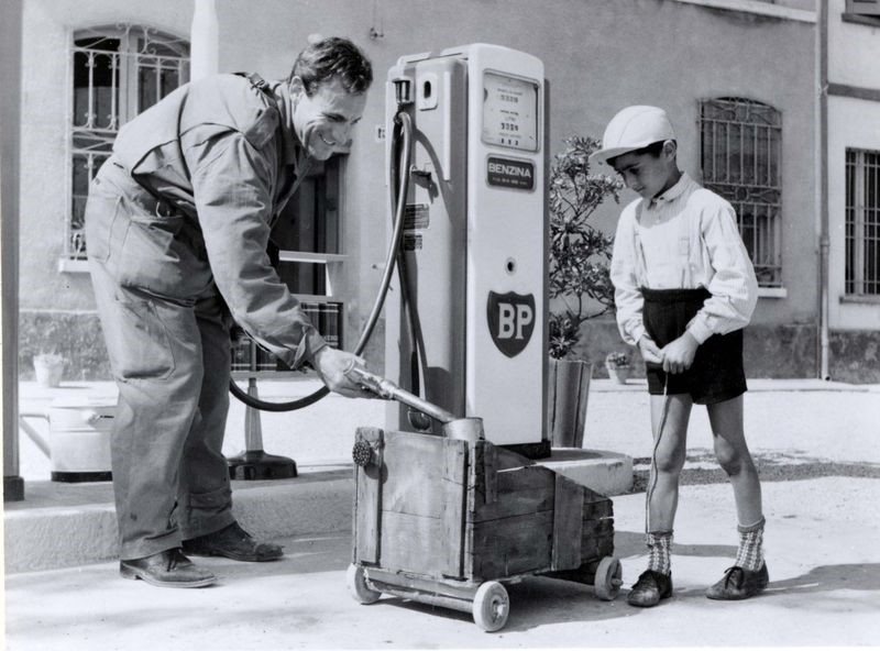 bp_Espana's tweet photo. + ¡Lleno, por favor!
- Listo jefe.

Postal #bpVintage de un niño llenando el depósito de su carro de madera en una estación de servicio en Alemania. 🔙📸 https://t.co/YU1lp7k6Iu