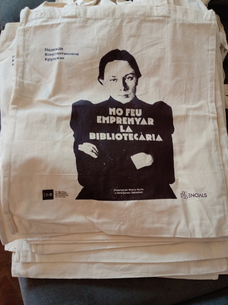 🎁 Sorteig 🎁

Tinc 10 bosses com aquesta per regalar, fetes exclusivament per les Jornades Catalanes d'Informació i Documentació. Per participar, cal:

1) No tenir la bossa
2) Fer RT + un comentari dient una biblioteca que us agradi molt

La participació acaba a les 17h. Sort!