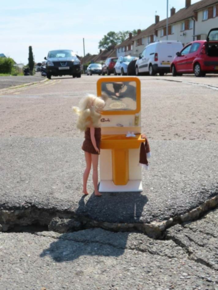 SindySnap's tweet photo. No.71 - SINK! 
Sindy is in sinking William Road #StLeonards 

#SindysnapPotholeProject
#1066potholes 
#GreatBritishPotholes 
#ToyArt
#ToyActivism
#bathroomsink
#sinkingroad 
#earthquake
#SindySnap
#mirrorinthebathroom
#StLeonardsPotholes https://t.co/2fcb9GCPKC