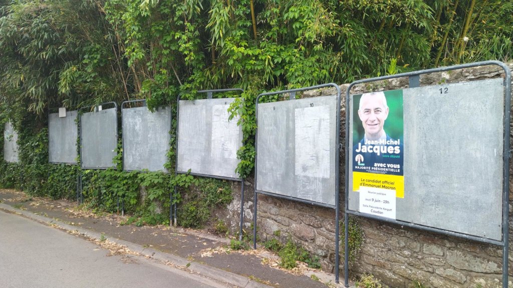 Surprise ce matin de voir les affiches d'un candidat sur les panneaux électoraux de Guidel ... trois jours avant l'ouverture de la campagne (Art. L47 A). Ce serait bien que les députés macronistes respectent les lois.
