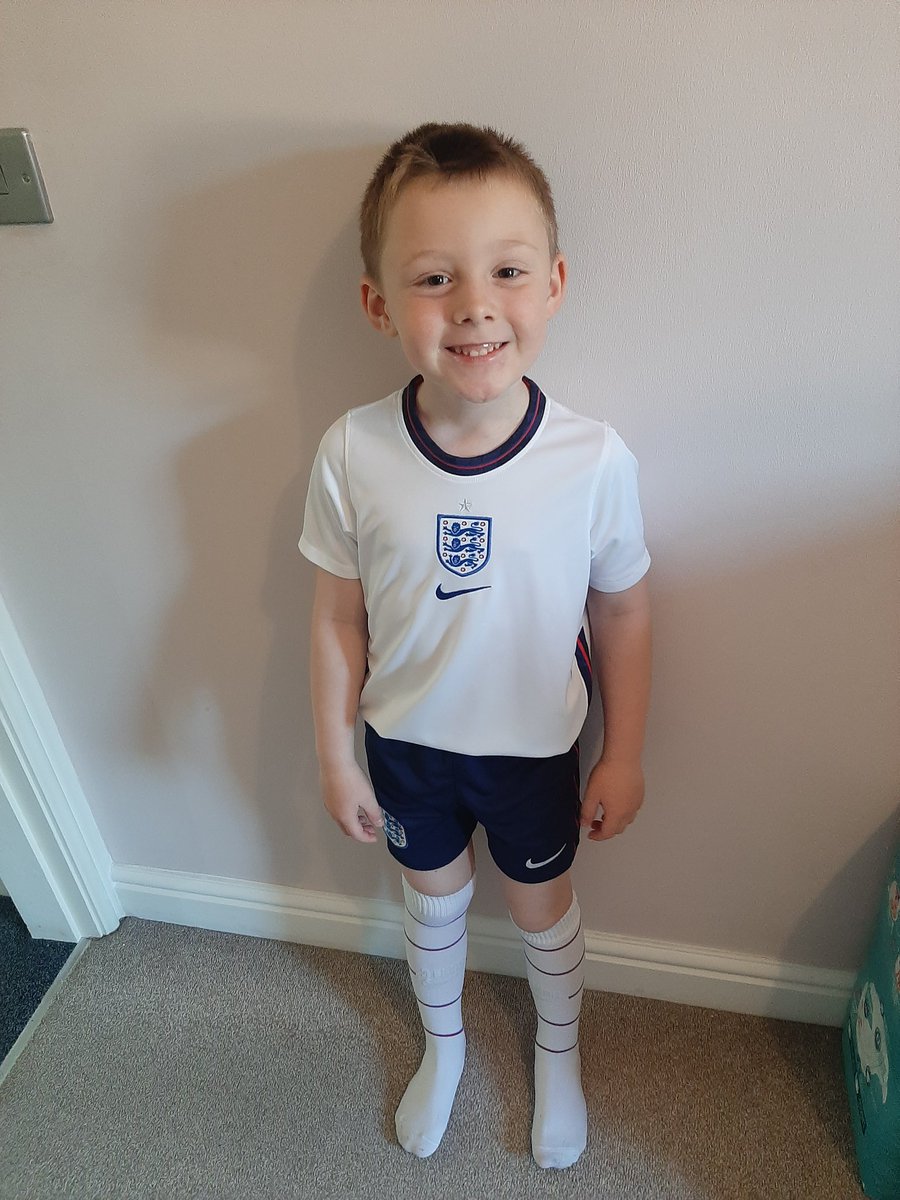 JaydeeBaybee_x's tweet photo. Oscar is all ready &amp; excited for queen jubilee day.. even got his sister dressed in red, white &amp; blue ♡ @WCPSc2028 https://t.co/N7yxaTTEaY