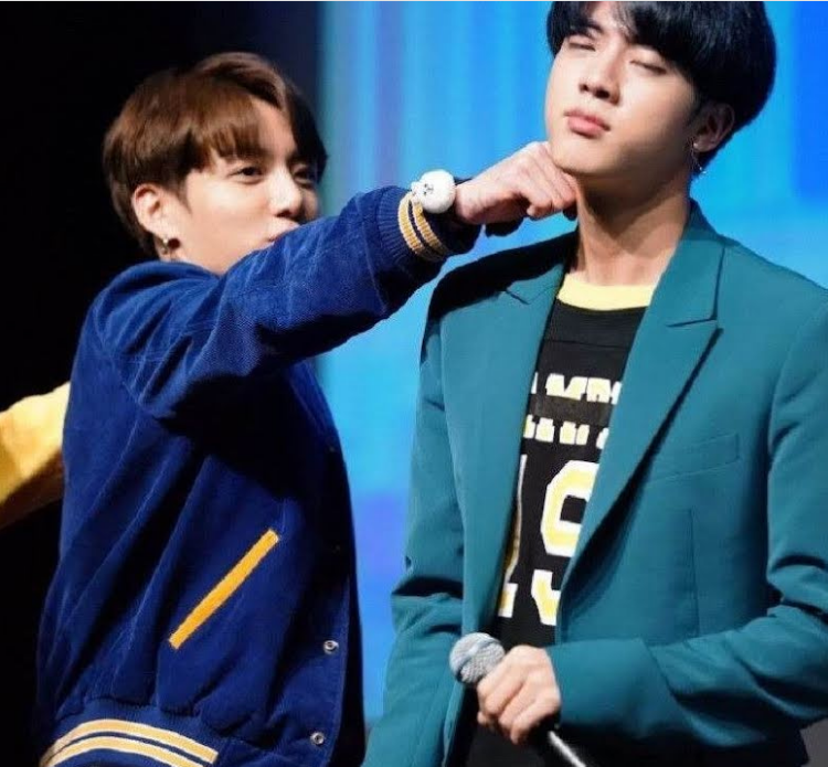 army98989's tweet photo. BTSのジョングク、"My Universe "撮影中に 年上のジンを呼び捨てにせずにはいられなかった。 誰がヒョンで、誰がマンネなのか？
https://t.co/GEx4PaByEI

#BTSARMY  #btsconcert #btswts #btsテテ #グク #グクテテ #btsv #防弾少年団 #BTS #PTD #テテ #ジン #BANGTAN #グクテテ #방탄소년단 #ジョング https://t.co/3KY4qDe1pi