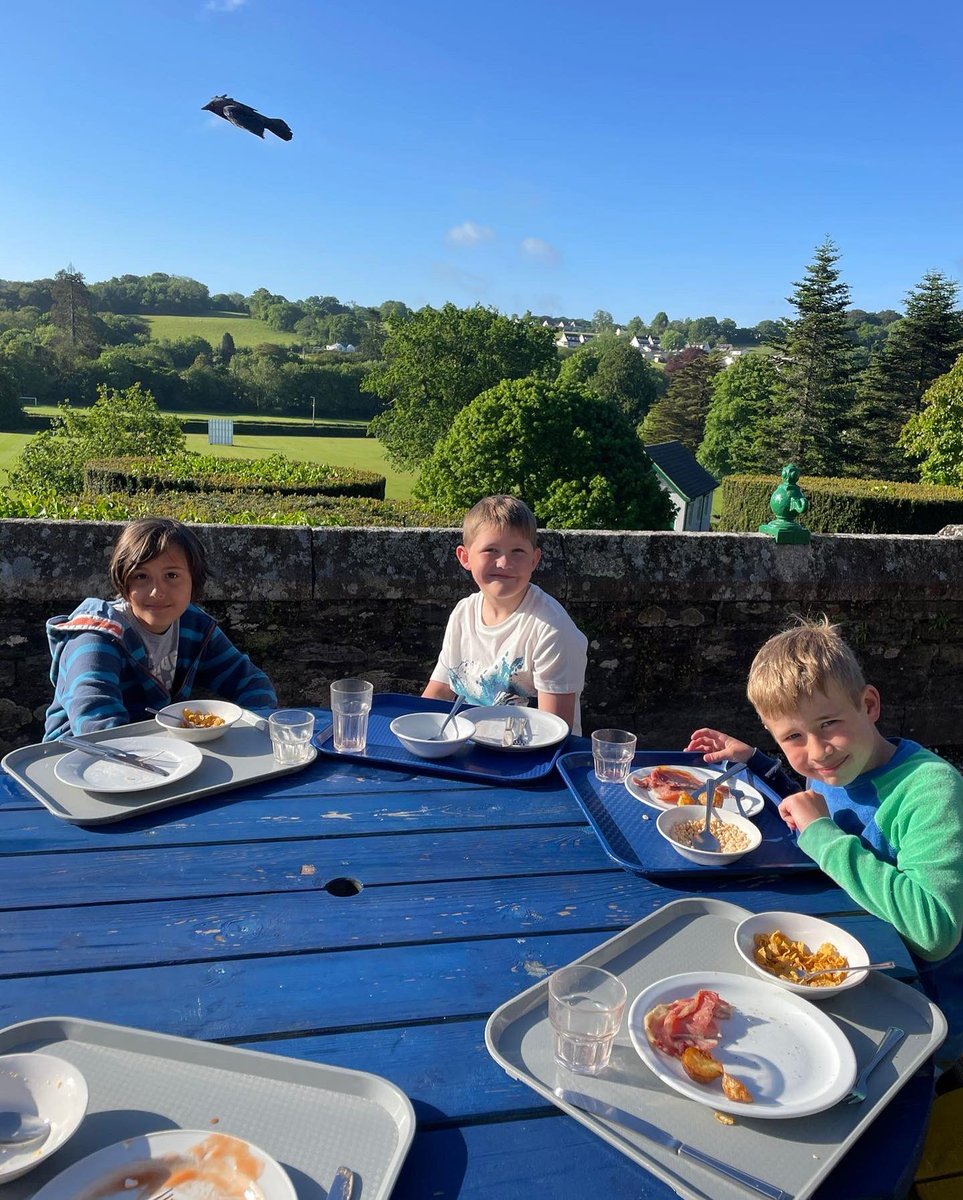 blundellsprep's tweet photo. Year 5 are enjoying an alfresco breakfast this morning. What a view!☀️ #tripsweek https://t.co/fqvQhMQRxk