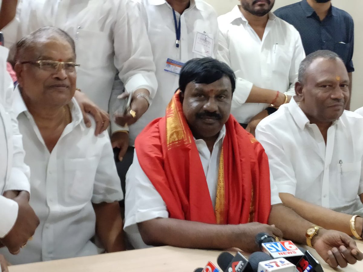 amaravadiln's tweet photo. రైస్ మిల్లర్స్ అధ్యక్షుడిగా రవీందర్...!
హైదరాబాద్ రంగారెడ్డి జిల్లాల రైస్ మిల్లర్స్ అసోసియేషన్ కు జరిగిన ఎన్నికల్లో గెలుపొందిన నూతన కార్యవర్గం గురువారం బాధ్యతలు చేపట్టింది. ఆ గెలుపొందిన నూతన కార్యవర్గాన్ని #TSIDC చైర్మన్ శ్రీ @amaravadiln గారు అభినందించారు.
#AmaravadiLN #TSIDC https://t.co/mzQW9jumw7
