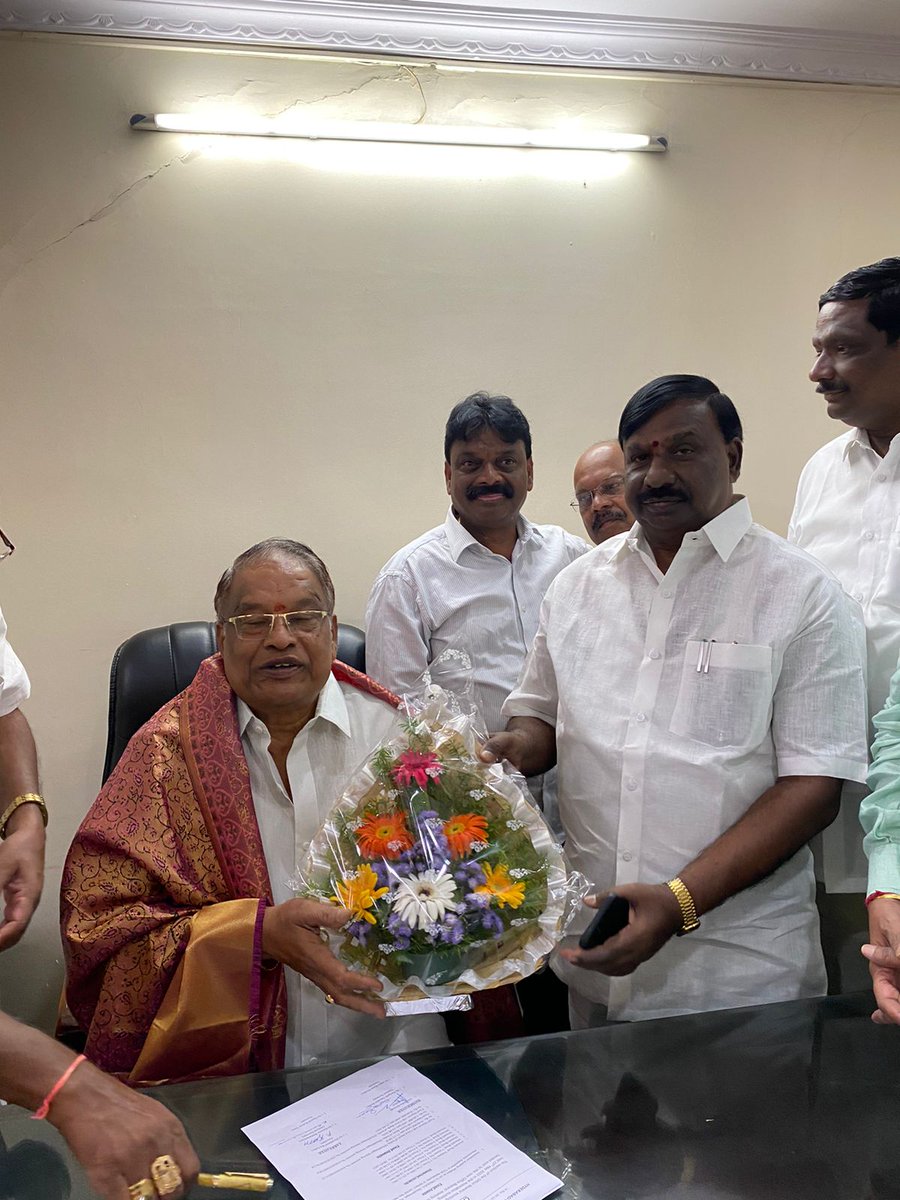 amaravadiln's tweet photo. రైస్ మిల్లర్స్ అధ్యక్షుడిగా రవీందర్...!
హైదరాబాద్ రంగారెడ్డి జిల్లాల రైస్ మిల్లర్స్ అసోసియేషన్ కు జరిగిన ఎన్నికల్లో గెలుపొందిన నూతన కార్యవర్గం గురువారం బాధ్యతలు చేపట్టింది. ఆ గెలుపొందిన నూతన కార్యవర్గాన్ని #TSIDC చైర్మన్ శ్రీ @amaravadiln గారు అభినందించారు.
#AmaravadiLN #TSIDC https://t.co/mzQW9jumw7
