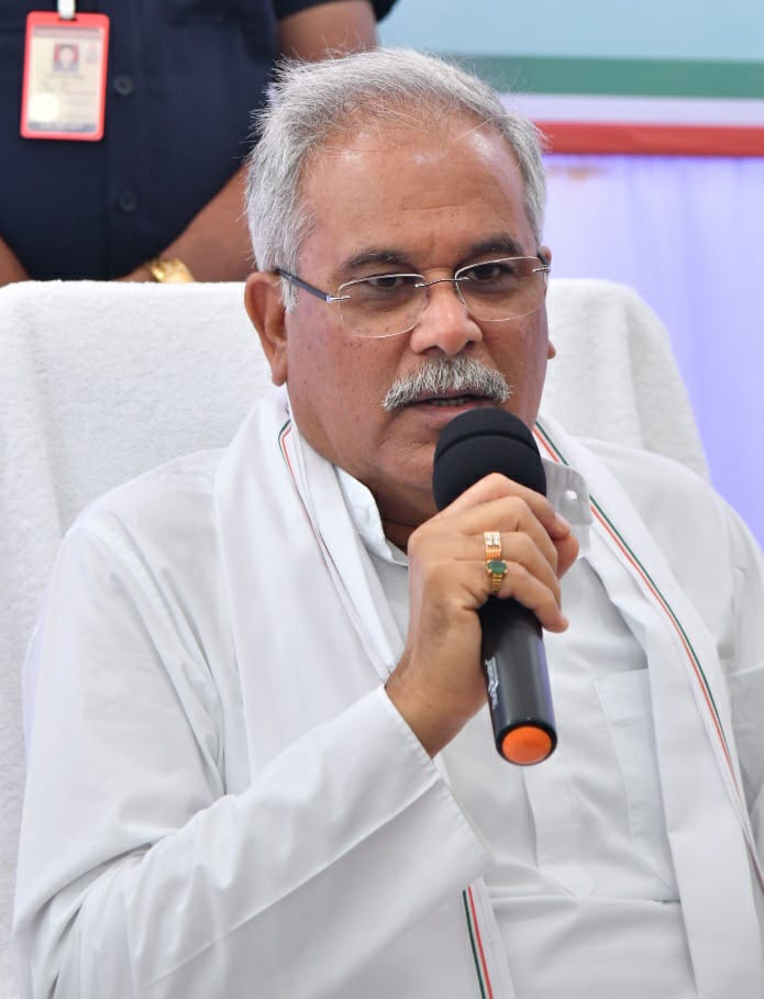ChhattisgarhCMO's tweet photo. समीक्षा बैठक में मुख्यमंत्री श्री @bhupeshbaghel ने कहा सभी अधिकारी-कर्मचारी अपने दायित्वों का निष्ठापूर्वक निर्वहन करें।

भेंट-मुलाकात में सबसे ज्यादा डिमांड सहकारी बैंक की आ रही है। जहां घोषणा हुई है, उन्होनें वहां बैंक खोलने के निर्देश दिए | 

#BhetMulakat 
#BhupeshTuharDwar https://t.co/0ve1aWRwK4