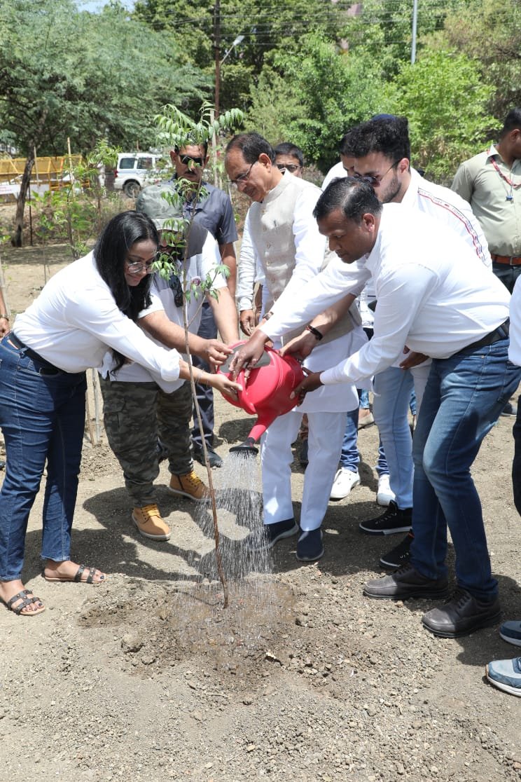 स्मार्ट सिटी उद्यान में आज <a href="/MYFMIndia/">MY FM</a> और शुभ श्री सेवा समिति के साथियों के साथ नीम, पीपल और बरगद के पौधे लगाए। भोपाल में रेडियो चैनल माय एफएम को 15 वर्ष पूर्ण होने की शुभकामनाएं।
#OnePlantADay