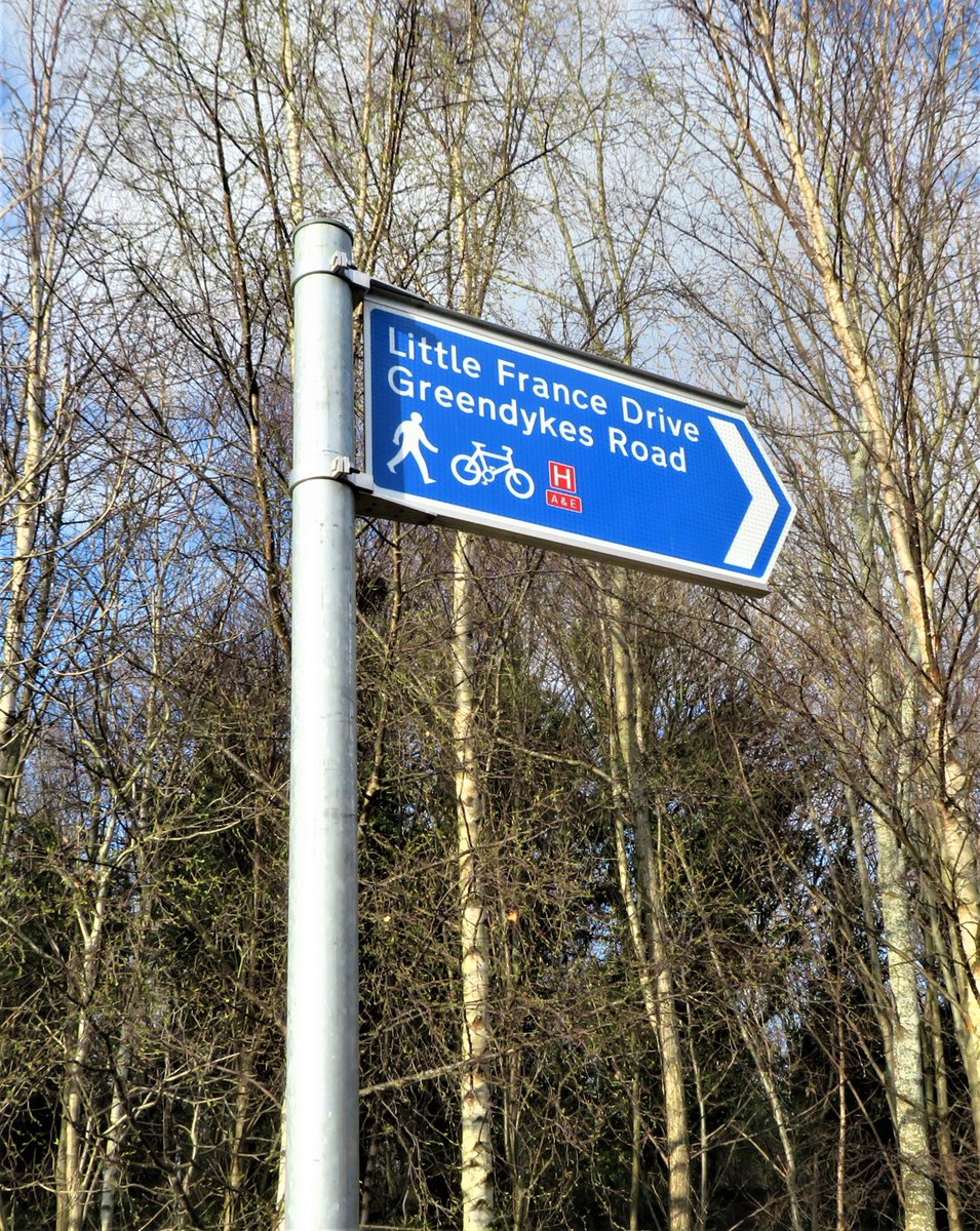 #Fingerpostfriday A signpost in #Edinburgh's newest park, #LittleFrancePark.

#ScottishNaturalHeritage, #CityofEdinburghCouncil, #Sustrans, #ScottishEnterprise, #CentralScotland #GreenNetwork, #NHSLothian, #ScottishRuralDevelopmentProgramme, #TreesforCities, #PathsForAll