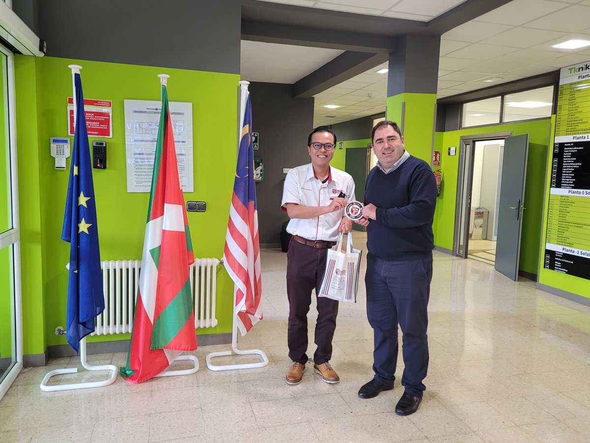tknika's tweet photo. Astea amaitzeko 2 bisita izan ditugu. Alde batetik, #DigitalVet @Miguel_Altuna proiektuko kideak; Irlanda, Danimarka, Grezia, Turkia eta Ipar Mezedoniatik etorritakoak.
Bestetik, Malaysiatik, Omar Muhd Khaizer - Putra Unibertsitateko Teknologoa.
Eskerrik asko bisitagatik! https://t.co/wt1W7XqtcP