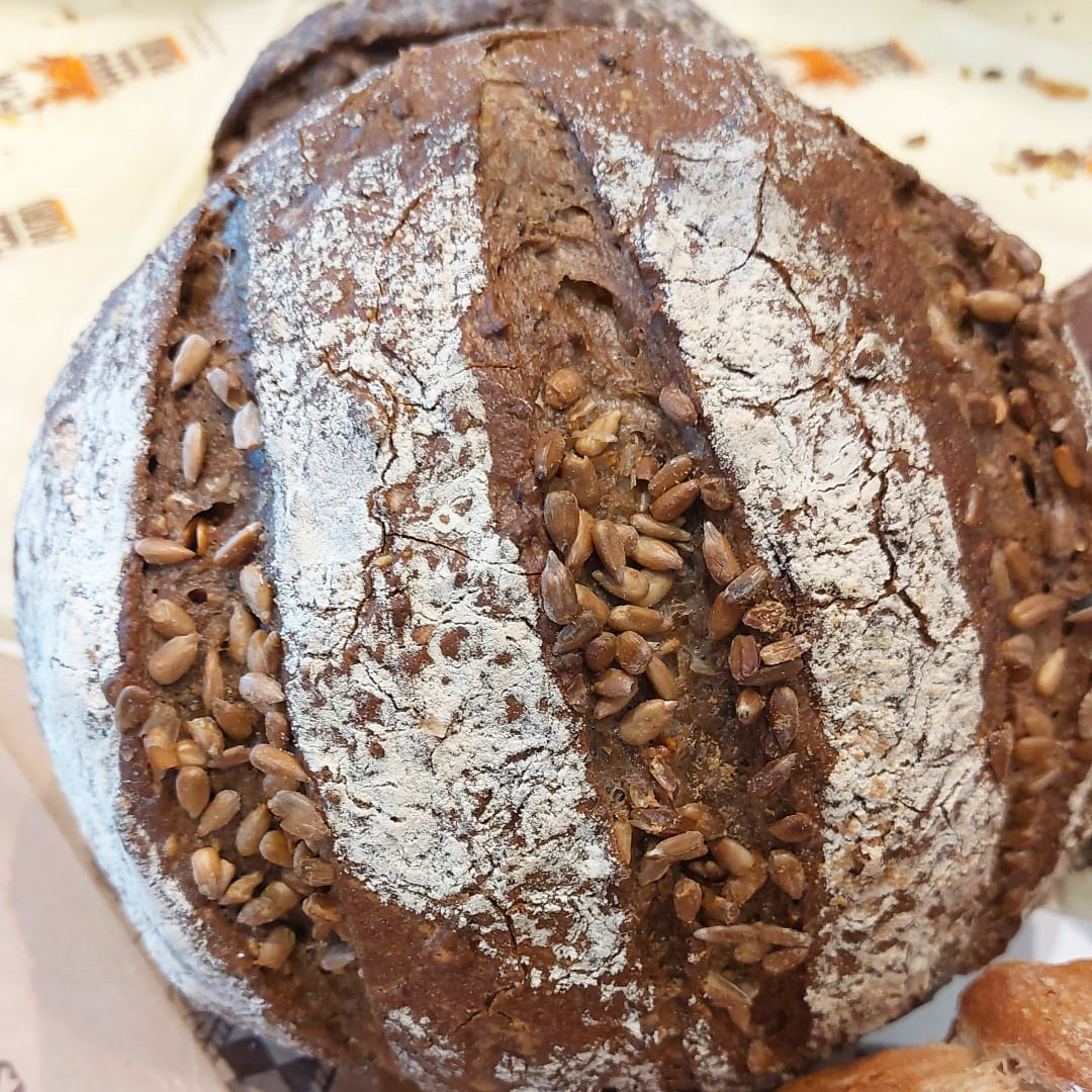 Pa de sègol i blat = un pa excel·lent! T’esperem a #FornPadró! Estem al C/ Pere d'Artés, 8 de #Barcelona 🥖👏👏 #NouBarris