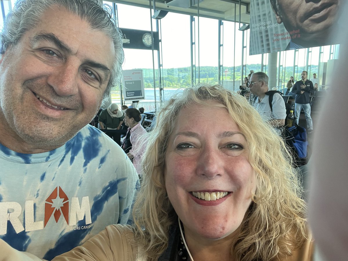 elizabethcaputo's tweet photo. The #UWS is never far from home, never know who you’ll run into! cc ⁦@LandisMarc⁩ https://t.co/2F4haQ5oHb