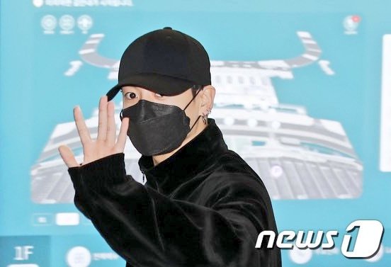 bangtan_com_ph's tweet photo. HAVE A SAFE FLIGHT JUNGKOOK! 🐰♡ https://t.co/4ItAgcqsgq