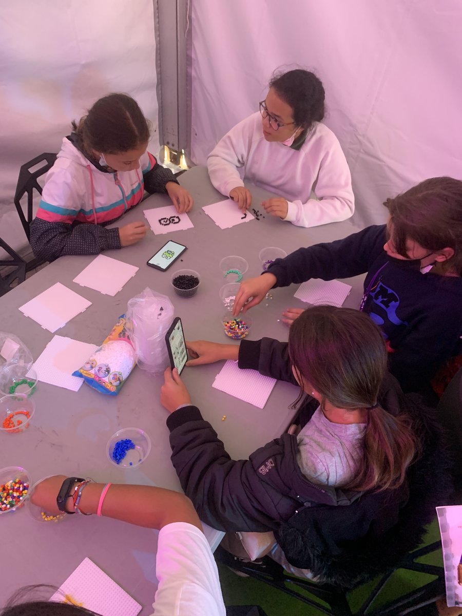 FundacionFarrah's tweet photo. El miércoles, diversos grupos del proyecto A Pie de Barrio estuvieron en la @FeriaLibrolpa disfrutando de diversos talleres y visitando los stands, ¡lo pasaron de maravilla! Si todavía no han ido, la feria está hasta el 30 de mayo, ¡ellos y ellas la recomiendan totalmente! https://t.co/2KgwxzwVec