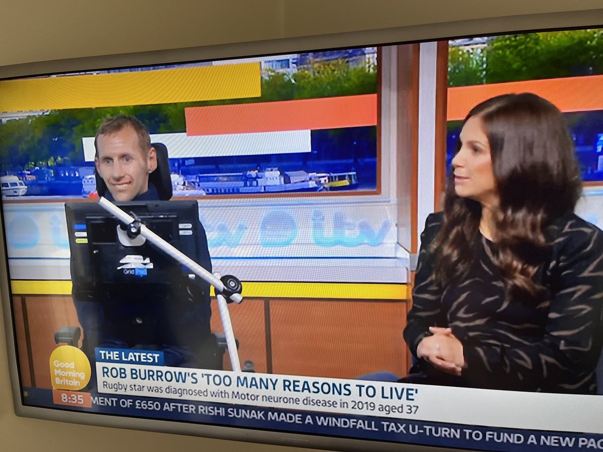 PScully13's tweet photo. What a legend (sorry..pair of legends!)💛💙…fantastic piece👏🏼 @GMB @benshephard #TooManyReasonsToLive 📖 https://t.co/1oLXsfeOKf